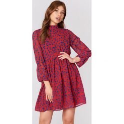 NA-KD Boho Sukienka z bufiastym rękawem - Red,Multicolor. Czerwone długie sukienki marki NA-KD Boho, z poliesteru, boho, ze stójką, z długim rękawem, proste. W wyprzedaży za 113,37 zł.