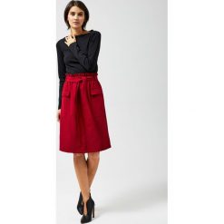 Spódnica z kieszeniami i wiązaniem. Czerwone spódniczki damskie Moodo, xs, bez wzorów, z elastanu, trapezowe. Za 49,99 zł.