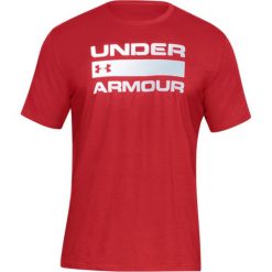 Under Armour Team Issue Wordmark 1314002-600. Czerwone t-shirty męskie Under Armour, m, bez wzorów, bez kołnierzyka. W wyprzedaży za 79,99 zł.