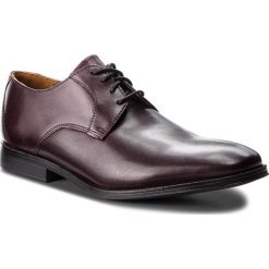 Półbuty CLARKS - Gilman Lace 261362387 Burgundy Leather. Czerwone buty wizytowe męskie marki Clarks, bez wzorów, ze skóry, eleganckie, bez zapięcia. W wyprzedaży za 239,00 zł.