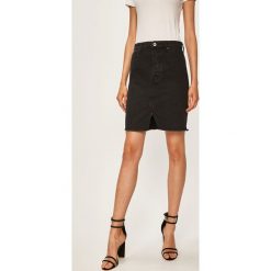 Armani Exchange - Spódnica jeansowa. Czarne spódniczki damskie Armani Exchange, na co dzień, bez wzorów, z bawełny, casualowe, z podwyższonym stanem, mini, proste. W wyprzedaży za 279,90 zł.