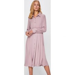 Glamorous - Sukienka. Różowe sukienki damskie Glamorous, na co dzień, s, bez wzorów, z poliesteru, casualowe, bez kołnierzyka, z długim rękawem, długie, midi, proste. W wyprzedaży za 159,90 zł.