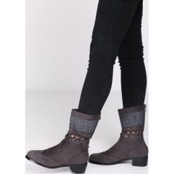 Ciemnoszare Botki Junior Shawl. Szare botki damskie Born2be, bez obcasa, na płaskiej podeszwie, bez zapięcia. W wyprzedaży za 54,99 zł.