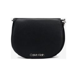 Calvin Klein Chain Saddle Torebka Czarny. Czarne torebki klasyczne damskie Calvin Klein, w paski, z materiału, bez dodatków. Za 654,95 zł.
