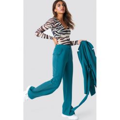 NA-KD Classic Dopasowane spodnie z szerokimi nogawkami - Blue. Niebieskie spodnie damskie NA-KD Classic, z poliesteru, z podwyższonym stanem. Za 141,95 zł.