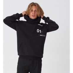 Bluza z nadrukami - Czarny. Czarne bluzy męskie House, s, z nadrukiem, bez kołnierzyka, bez rękawów, bez kaptura. Za 119,99 zł.