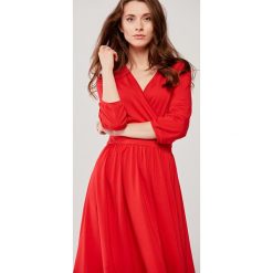 Sukienka Larissa czerwona XS. Czerwone sukienki damskie s, bez wzorów, z elastanu, bez kołnierzyka, bez rękawów, rozkloszowane. Za 297,00 zł.