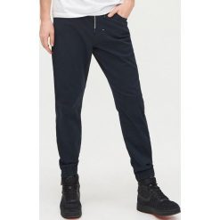 Joggery basic - Granatowy. Niebieskie spodnie męskie Cropp, s, bez wzorów. Za 79,99 zł.