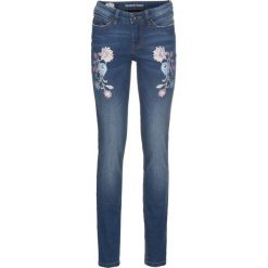 Dżinsy Skinny z haftem bonprix niebieski "stone”. Niebieskie jeansy damskie marki bonprix, z haftami, z jeansu. Za 89,99 zł.