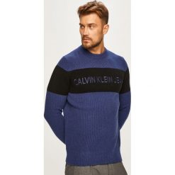 Calvin Klein Jeans - Sweter. Niebieskie swetry męskie Calvin Klein Jeans, xl, z aplikacjami, z wełny, z okrągłym kołnierzem, bez kaptura. W wyprzedaży za 399,90 zł.