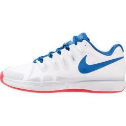 Nike Performance ZOOM VAPOR 9.5 TOUR CLAY Obuwie do tenisa Outdoor white/blue jay/pure platinum/action red/metallic silver. Białe buty trekkingowe męskie marki Nike Performance, z tworzywa sztucznego, outdoorowe. W wyprzedaży za 343,85 zł.