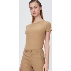 Bluzka basic z wiskozy - Beżowy. Brązowe bluzki damskie Sinsay, s, bez wzorów, z wiskozy, bez kołnierzyka, bez rękawów. Za 19,99 zł.