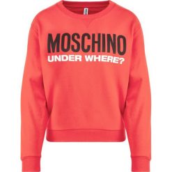 Bluza Moschino Underwear & Swim A1709 9029. Czerwone bluzy damskie Moschino Underwear & Swim, m, bez wzorów, z bawełny, bez rękawów, bez kaptura. W wyprzedaży za 429,00 zł.