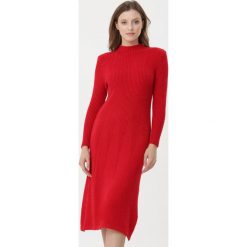 Czerwona Sukienka Laylah. Czerwone sukienki damskie Born2be, s, bez wzorów, z dzianiny, eleganckie, z golfem, bez rękawów, długie, midi, dopasowane. Za 109,99 zł.