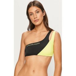 Calvin Klein Jeans - Biustonosz kąpielowy. Czarne stroje kąpielowe damskie Calvin Klein Jeans, s, z nadrukiem, z elastanu. W wyprzedaży za 129,90 zł.
