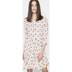 Calvin Klein Jeans - Sukienka Denise. Białe sukienki damskie rozkloszowane marki Calvin Klein Jeans, na co dzień, s, z poliesteru, casualowe, z okrągłym kołnierzem, mini. W wyprzedaży za 249,90 zł.