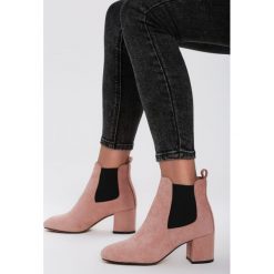 Różowe Botki Bedford. Różowe botki damskie Renee, eleganckie, z okrągłym noskiem. Za 119,99 zł.