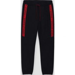 Dresowe joggery Baltic Games - Czarny. Czarne spodnie męskie Cropp, s, bez wzorów, z dresówki. Za 99,99 zł.