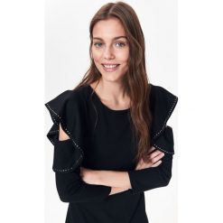 SUKIENKA DAMSKA Z ODKRYTYMI RAMIONAMI I FALBANĄ. Czarne sukienki damskie dzianinowe marki Top Secret, na zimę, z aplikacjami, eleganckie, z krótkim rękawem, krótkie, mini, z odkrytymi ramionami. W wyprzedaży za 59,99 zł.