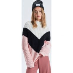 Sweter w różnokolorowe pasy - Różowy. Różowe swetry klasyczne damskie marki Cropp, s. Za 119,99 zł.