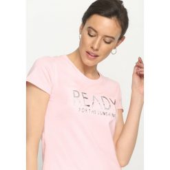 Bluzki damskie: Różowy T-shirt Ready To Go