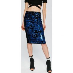 Guess Jeans - Spódnica Marcy. Niebieskie spódniczki damskie jeansowe marki Guess Jeans, m, z aplikacjami, z podwyższonym stanem, midi. W wyprzedaży za 449,90 zł.