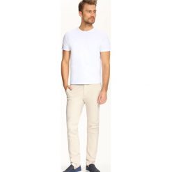 T-shirt krótki rękaw męski. Białe t-shirty męskie m, z bawełny, klasyczne, krótkie. W wyprzedaży za 19,99 zł.