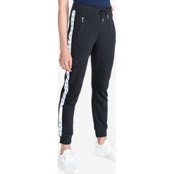 Calvin Klein Monogram Spodnie dresowe Czarny. Czarne spodnie damskie Calvin Klein, m, z bawełny. Za 330,95 zł.