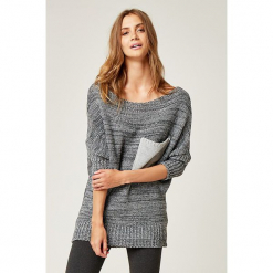 Sweter w kolorze szarym. Szare swetry klasyczne damskie marki SCUI, z dekoltem w łódkę. W wyprzedaży za 129,95 zł.