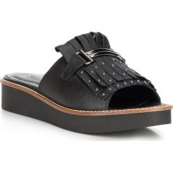 Buty damskie. Czarne klapki damskie Wittchen, z aplikacjami, ze skóry, bez obcasa. W wyprzedaży za 220,91 zł.
