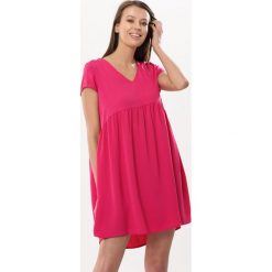 Fuksjowa Sukienka Heaven's Now. Różowe sukienki damskie Born2be, s, bez wzorów, bez kołnierzyka, bez rękawów, mini, trapezowe. Za 69,99 zł.
