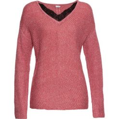 Sweter z koronką bonprix dymny malinowy melanż. Różowe swetry damskie bonprix, w koronkowe wzory, z koronki, eleganckie, bez rękawów, bez kaptura. Za 34,99 zł.
