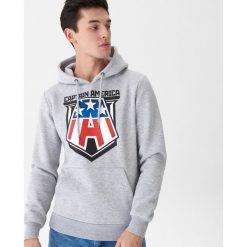 Bluza z nadrukiem Kapitan Ameryka - Szary. Szare bluzy męskie House, s, z nadrukiem, bez kołnierzyka, bez rękawów, bez kaptura. Za 99,99 zł.