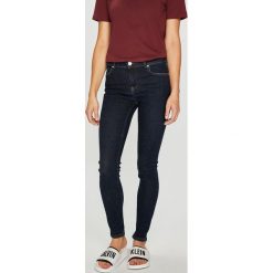 Review - Jeansy Minnie Skinny. Niebieskie rurki damskie Review, z elastanu. W wyprzedaży za 159,90 zł.