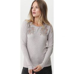 Beżowy Sweter Marryatville. Brązowe swetry damskie Born2be, s, z haftami, bez rękawów, bez kaptura. Za 79,99 zł.