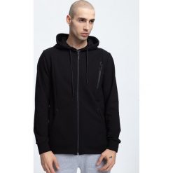 Bluza męska BLM200 - glęboka czerń. Szare bluzy męskie marki 4f, m, bez wzorów, z dzianiny, z kapturem, bez rękawów, z kapturem. W wyprzedaży za 99,99 zł.