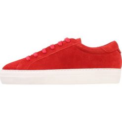 J.LINDEBERG LACE Sneakersy niskie red. Czerwone trampki i tenisówki damskie marki J.LINDEBERG, ze skóry. Za 629,00 zł.
