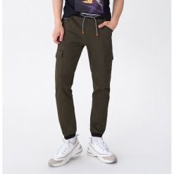 Joggery cargo - Khaki. Brązowe spodnie męskie House, s, bez wzorów. W wyprzedaży za 69,99 zł.