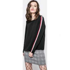 Vero Moda - Bluzka. Czarne bluzki damskie Vero Moda, na co dzień, s, bez wzorów, z poliesteru, casualowe, z okrągłym kołnierzem, bez rękawów. W wyprzedaży za 34,90 zł.