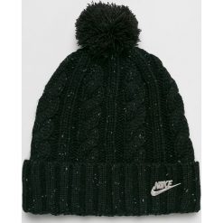Nike Sportswear - Czapka. Czarne czapki damskie Nike Sportswear, na zimę, z dzianiny. W wyprzedaży za 84,90 zł.
