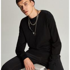 Prosty sweter o kroju basic - Czarny. Czarne swetry męskie Cropp, s, bez wzorów, bez kołnierzyka, bez kaptura. Za 69,99 zł.