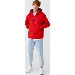 Kurtka typu kangur z kapturem. Czerwone kurtki męskie bomber Pull&Bear, m, z kapturem. Za 109,00 zł.