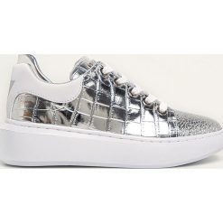 Guess Jeans - Buty. Białe buty sportowe damskie Guess Jeans, z aplikacjami, z jeansu, sportowe. Za 549,90 zł.