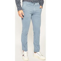 Spodnie materiałowe Boss Schino 50379152. Niebieskie jeansy męskie Boss, m, bez wzorów, z elastanu. Za 429,00 zł.