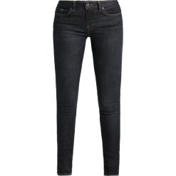 Tiger of Sweden Jeans SLIGHT Jeans Skinny Fit dark blue denim. Niebieskie jeansy damskie relaxed fit marki Tiger of Sweden Jeans, z bawełny. W wyprzedaży za 314,50 zł.
