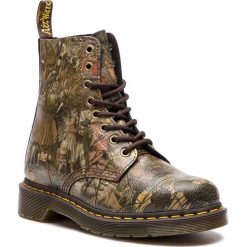 Glany DR. MARTENS - 1460 Pascal 24190102 Multi. Zielone buty zimowe damskie marki Dr. Martens, z materiału. Za 699,00 zł.