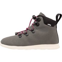 Native APEX JUNIOR Śniegowce dublin grey/bone white. Szare buty chłopięce zimowe marki Native, z materiału. W wyprzedaży za 303,20 zł.