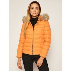 Kurtka puchowa Tommy Jeans Tjw Basic DW0DW0858. Pomarańczowe kurtki damskie Tommy Jeans, m, bez wzorów, z jeansu, bez kaptura. Za 999,00 zł.