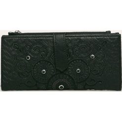 Desigual - Portfel. Czarne portfele damskie Desigual, bez wzorów, z poliesteru. W wyprzedaży za 149,90 zł.