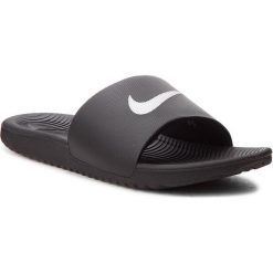 Klapki NIKE - Kawa Slide 832646 010 Black/White. Czarne chodaki męskie Nike, z materiału. W wyprzedaży za 129,00 zł.